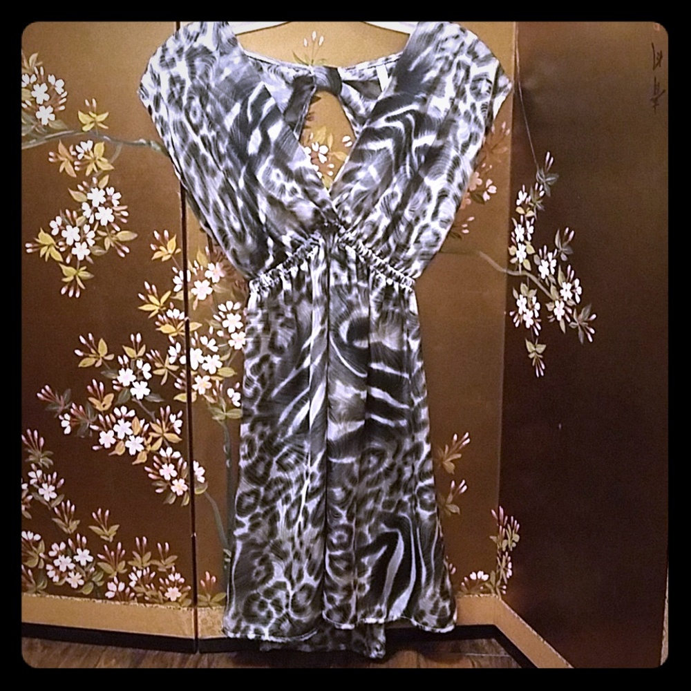 Perfect night out dress 🍾 Beautiful animal print